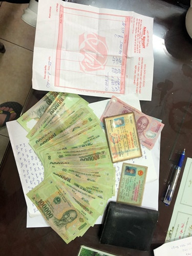 Hà Nội: Cảnh sát giao thông trả lại tiền cho người đánh rơi dịp giáp tết