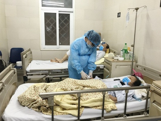 Nữ điều dưỡng mang thai tháng cuối tình nguyện ở lại bệnh viện chống dịch