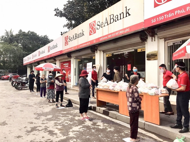 SeABank trao tặng 35,2 tấn gạo cho người nghèo trong mùa dịch COVID-19
