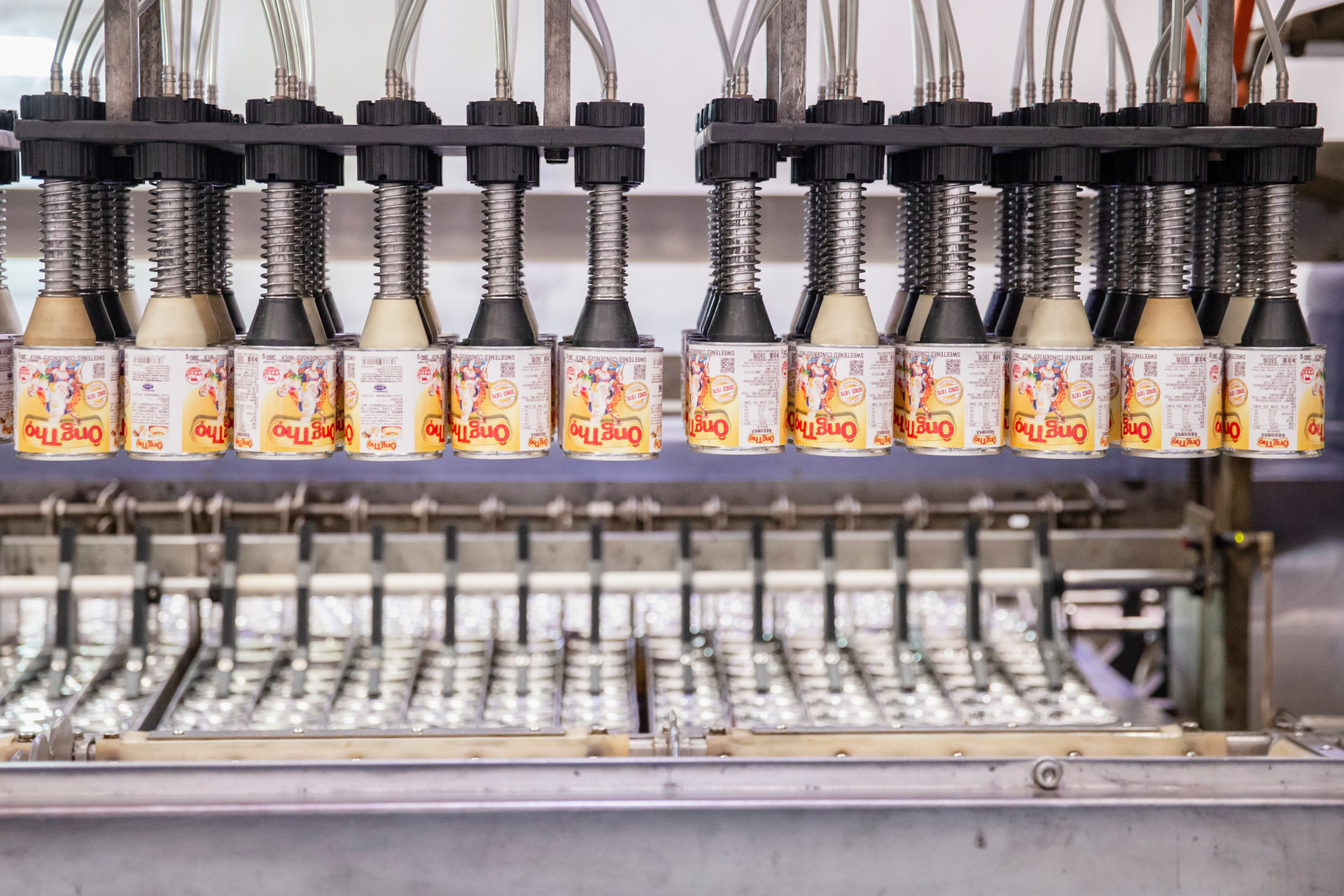 Nghành sữa đón tin vui giữa đại dịch: Vinamilk xuất lô sữa đặc đầu tiên sang Trung Quốc