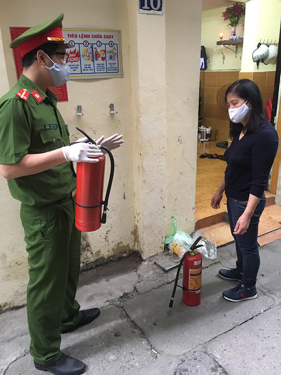 Lực lượng cảnh sát PCCC & CNCH công an quận Hoàn Kiếm - Hà Nội đẩy mạnh và giữ vững công tác giữa đại dịch COVID-19.