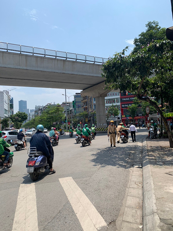Đội cảnh sát giao thông số 6, thuộc phòng CSGT công an thành phố Hà Nội ra quân thực hiện nghiêm đợt cao điểm sử lý vi phạm giao thông
