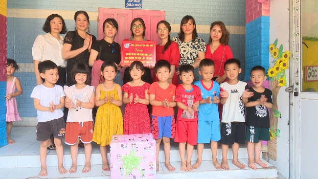 Hội LHPN Sóc Sơn  cùng Đoàn thiện nguyện Hà Nội tặng quà nhân ngày Quốc Tế Thiếu Nhi