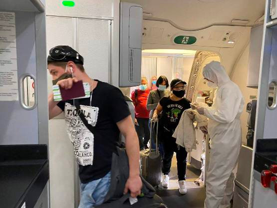 Cận cảnh chuyến bay đặc biệt của Bamboo Airways đưa công dân Séc và châu Âu hồi hương