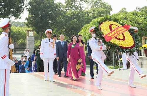 Lãnh đạo Đảng, Nhà nước, thành phố Hà Nội vào Lăng viếng Chủ tịch Hồ Chí Minh