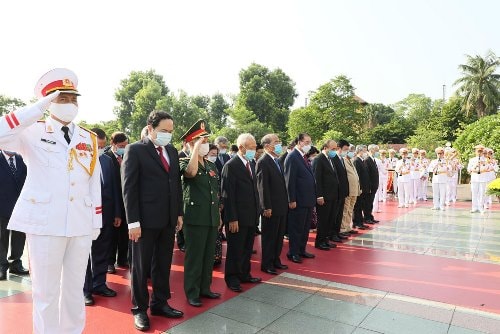 Lãnh đạo Đảng, Nhà nước, thành phố Hà Nội vào Lăng viếng Chủ tịch Hồ Chí Minh