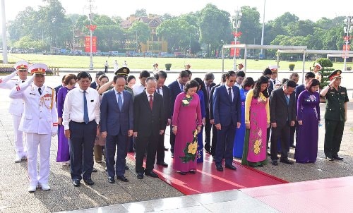 Lãnh đạo Đảng, Nhà nước, thành phố Hà Nội vào Lăng viếng Chủ tịch Hồ Chí Minh