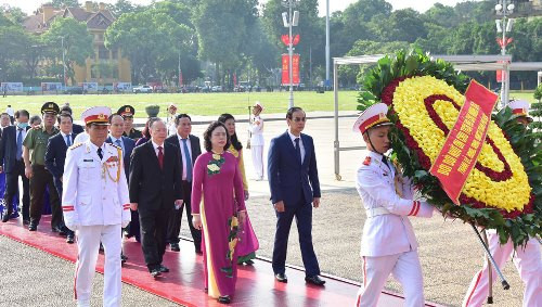 Lãnh đạo Đảng, Nhà nước, thành phố Hà Nội vào Lăng viếng Chủ tịch Hồ Chí Minh