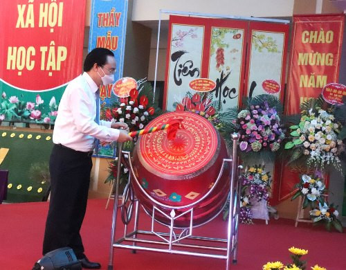 Bí thư Thành ủy Hà Nội Vương Đình Huệ đánh trống khai trường năm học mới 2020-2021
