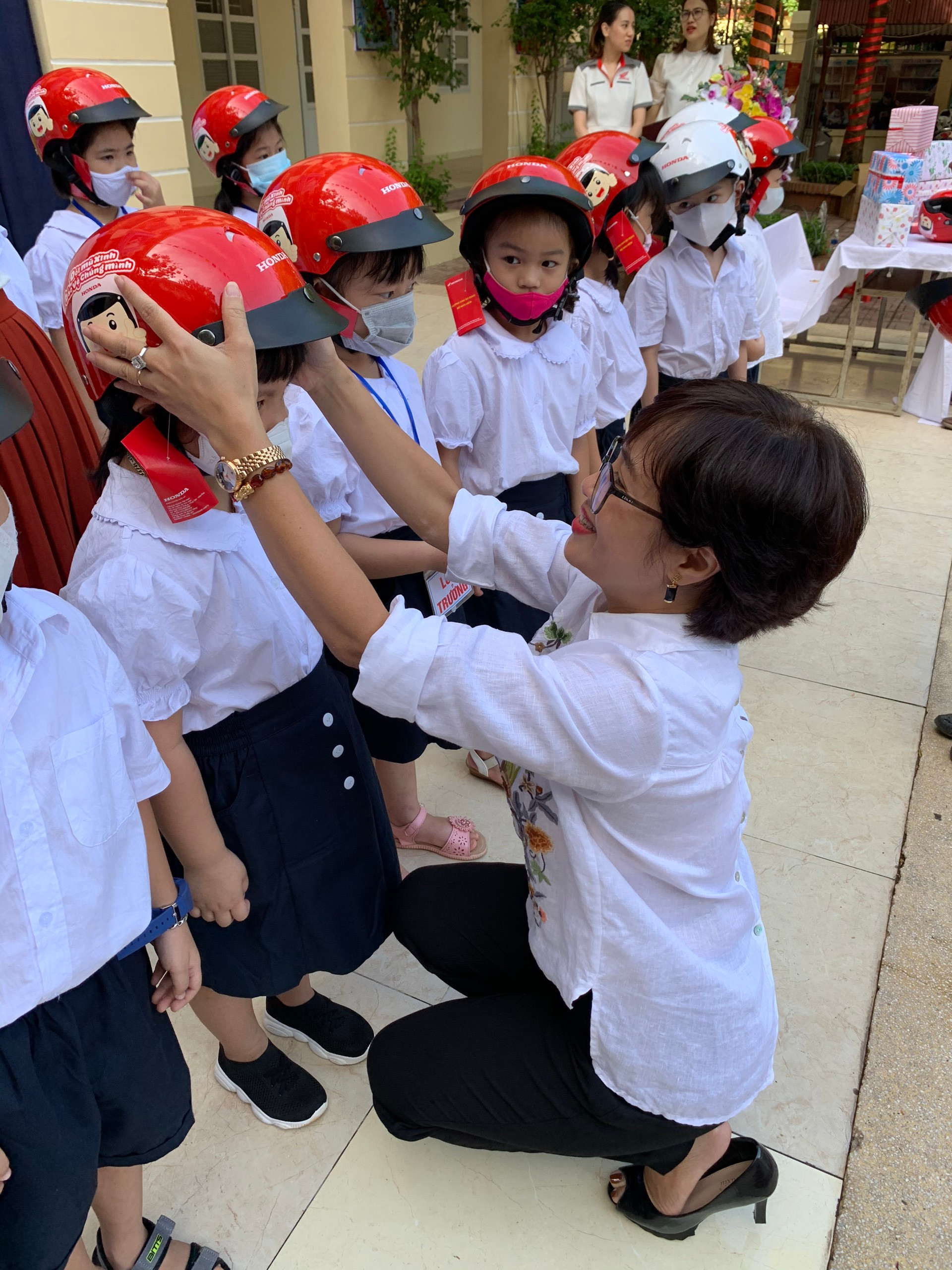 Công ty Honda trao tặng mũ bảo hiểm cho học sinh lớp Một tại Trường Tiểu học Tân Định, quận Hoàng Mai