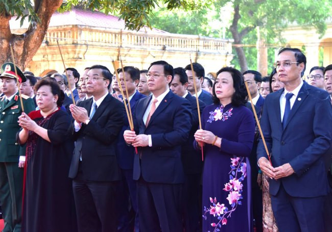 Dâng hương tưởng niệm các vị liệt tổ, liệt tông, Chủ tịch Hồ Chí Minh và các Anh hùng liệt sỹ