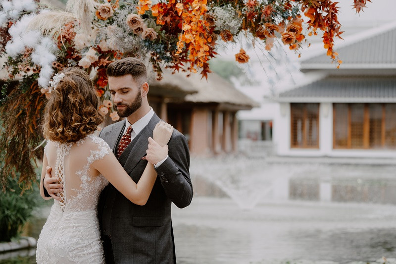 Hot vlogger tiết lộ lý do các cặp đôi mê mẩn tiệc cưới tối giản