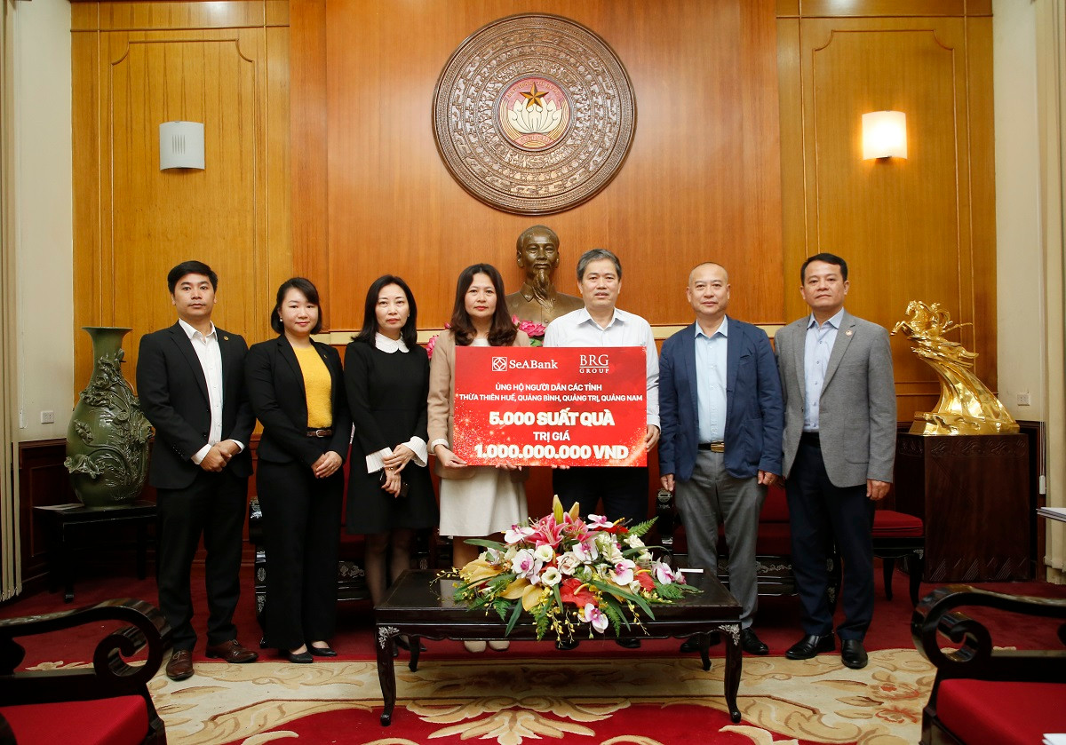 Tập đoàn BRG và ngân hàng SeABank trao tặng hơn 2 tỉ đồng ủng hộ miền Trung