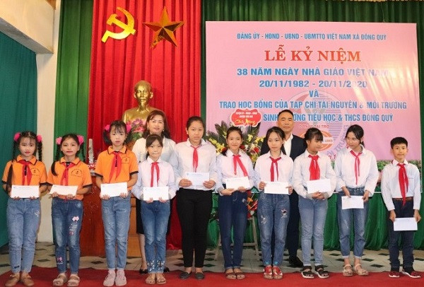 Tạp chí Tài nguyên và Môi trường trao học bổng cho học sinh Trường TH và THCS Đông Quý, Tiền Hải, Thái Bình