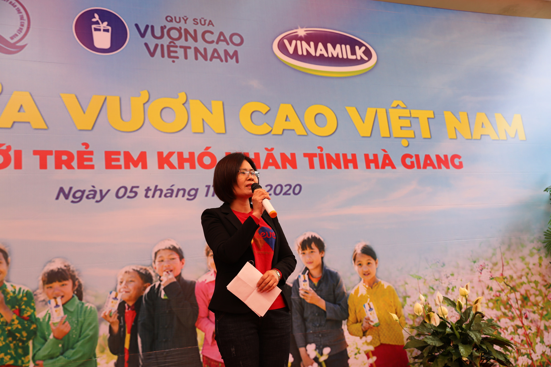Vinamilk và Quỹ sữa Vươn cao Việt Nam trao tặng 94.000 ly sữa cho trẻ em khó khăn Hà Giang