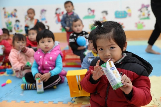 Vinamilk và Quỹ sữa Vươn cao Việt Nam trao tặng 94.000 ly sữa cho trẻ em khó khăn Hà Giang