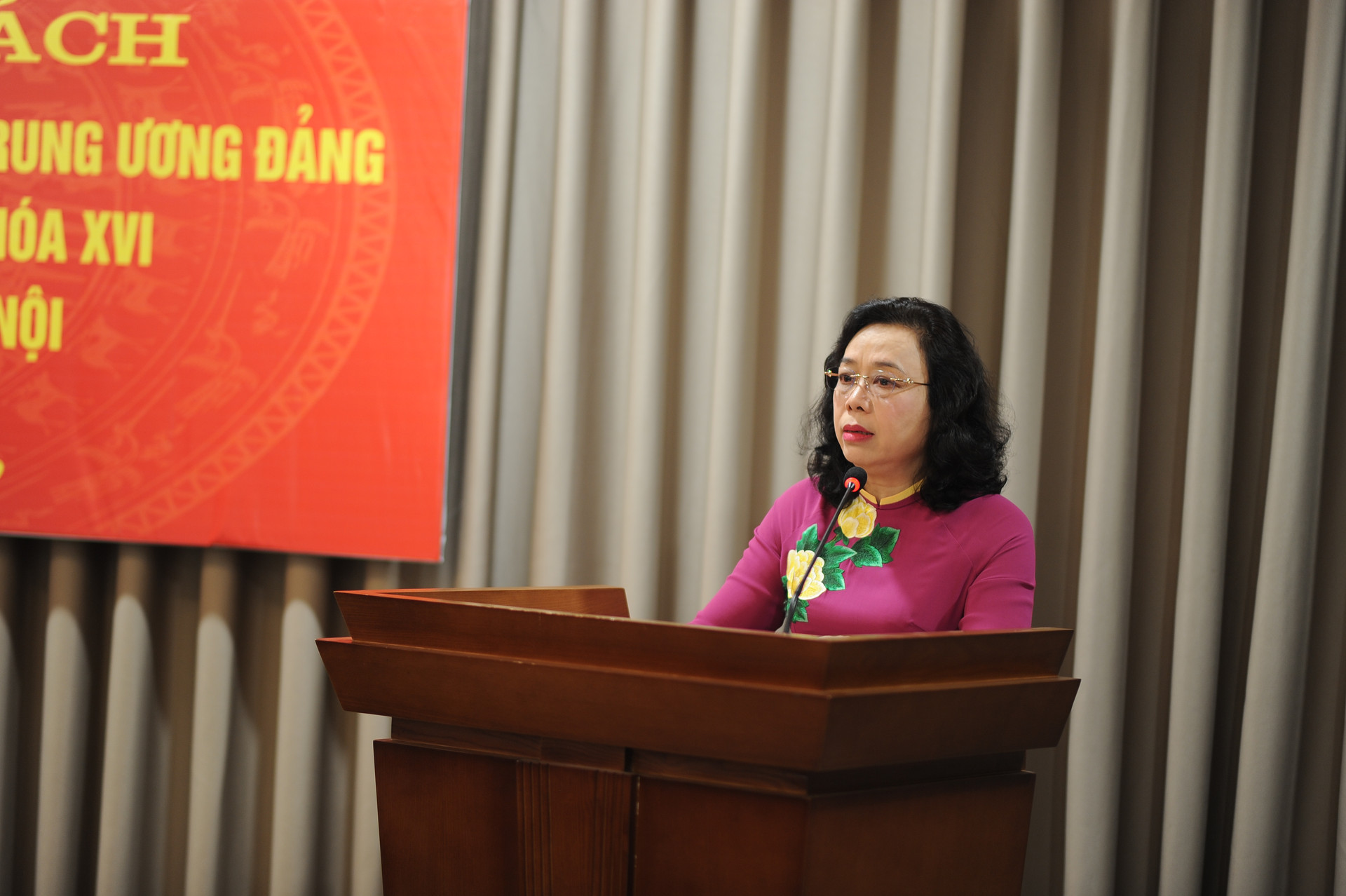 Nguyên Phó Bí thư Thường trực Thành ủy Ngô Thị Thanh Hằng gửi tặng gần 1000 cuốn sách cho thư viện Thành ủy Hà Nội