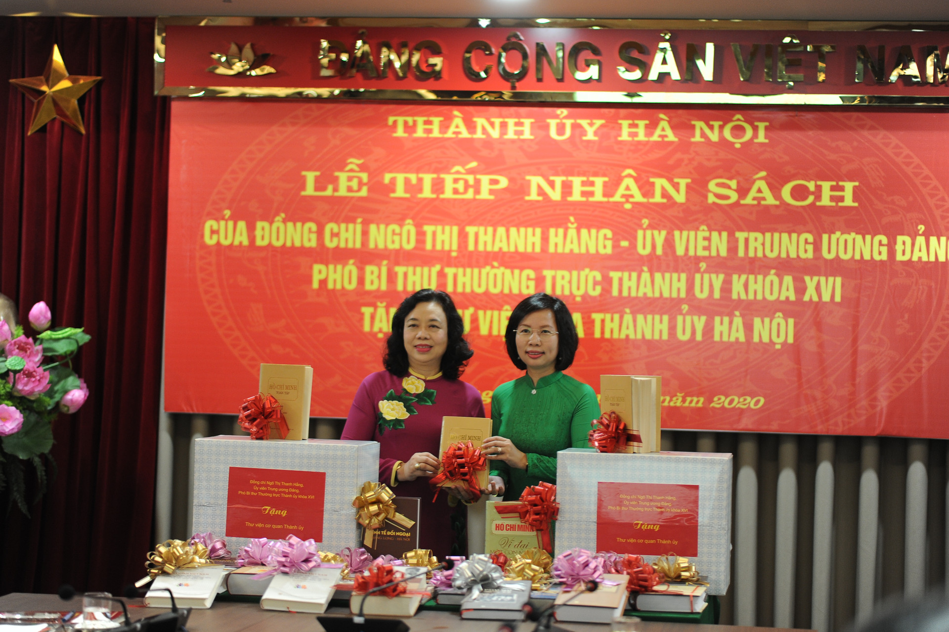 Nguyên Phó Bí thư Thường trực Thành ủy Ngô Thị Thanh Hằng gửi tặng gần 1000 cuốn sách cho thư viện Thành ủy Hà Nội