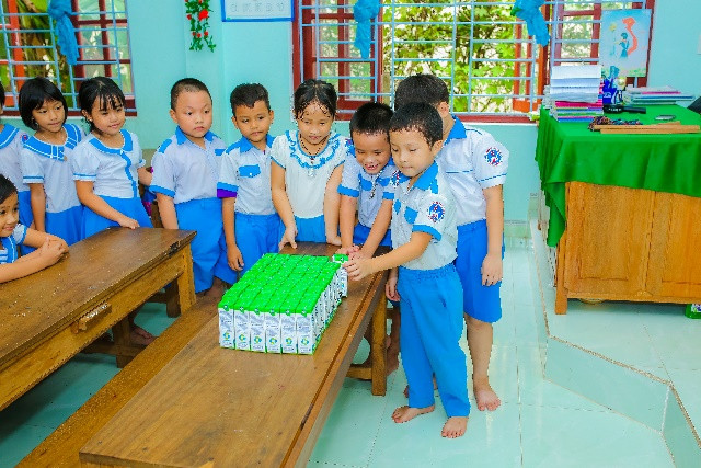 Thêm niềm vui đến lớp cho trẻ với giờ uống sữa học đường