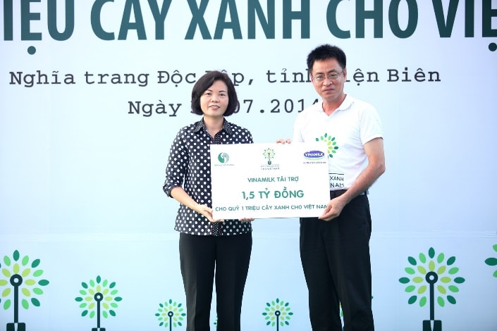 Vinamilk chung tay cùng người dân vừa trồng cây gây rừng, vừa tạo sinh kế