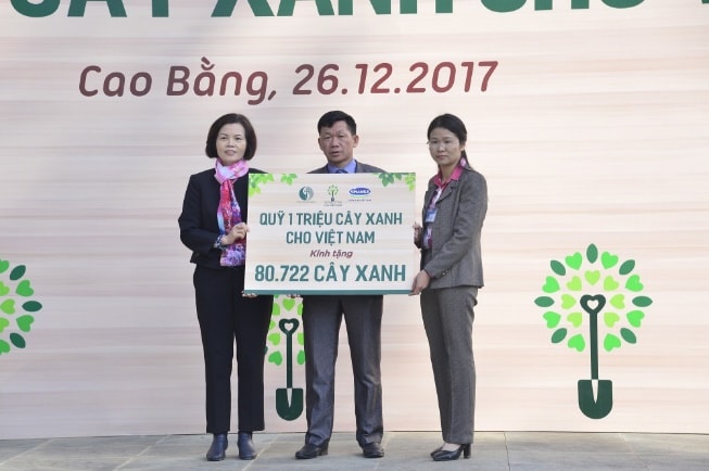 Vinamilk chung tay cùng người dân vừa trồng cây gây rừng, vừa tạo sinh kế