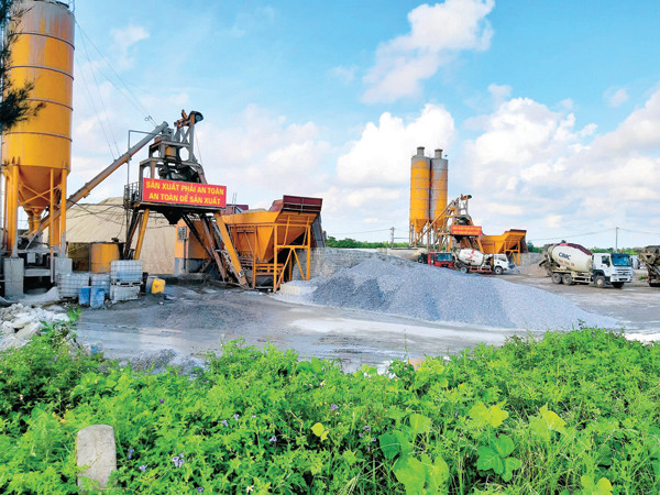 Nam Định: Công ty đóng tàu cùng trạm bê tông “xới tung” đê điều