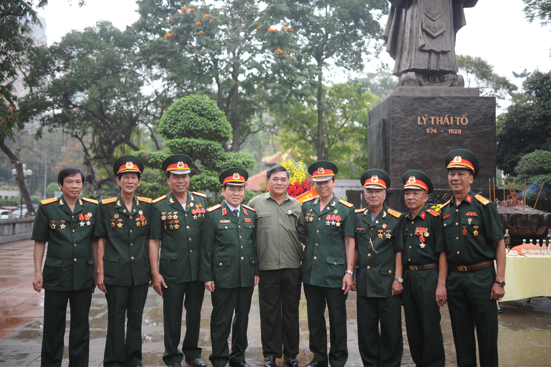 Công ty TNHH thương binh nặng Hòa Bình dâng hương tưởng niệm Vua Lý Thái Tổ