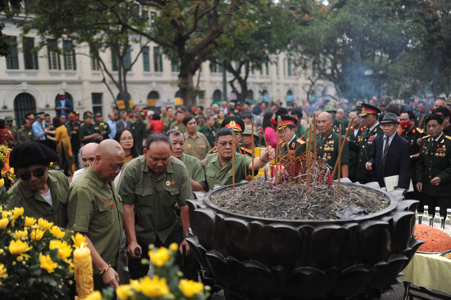 Công ty TNHH thương binh nặng Hòa Bình dâng hương tưởng niệm Vua Lý Thái Tổ