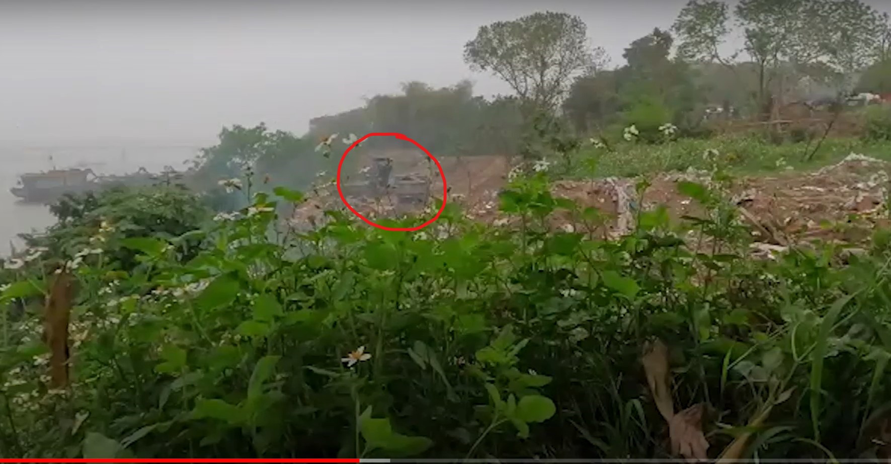 Phường Bồ Đề (quận Long Biên, Hà Nội): đổ đất trên hành lang đê sông, chính quyền “tiền trảm hậu tấu”