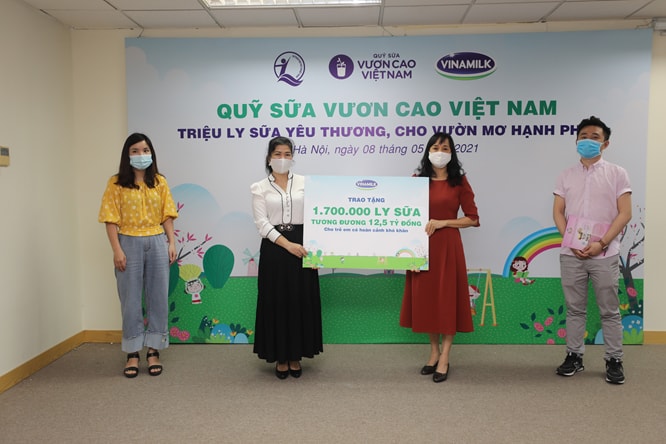 Vinamilk và quỹ sữa vươn cao Việt Nam năm 2021 trao tặng 1,7 triệu ly sữa hỗ trợ trẻ em khó khăn giữa dịch Covid-19