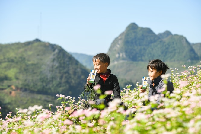 Vinamilk và quỹ sữa vươn cao Việt Nam năm 2021 trao tặng 1,7 triệu ly sữa hỗ trợ trẻ em khó khăn giữa dịch Covid-19