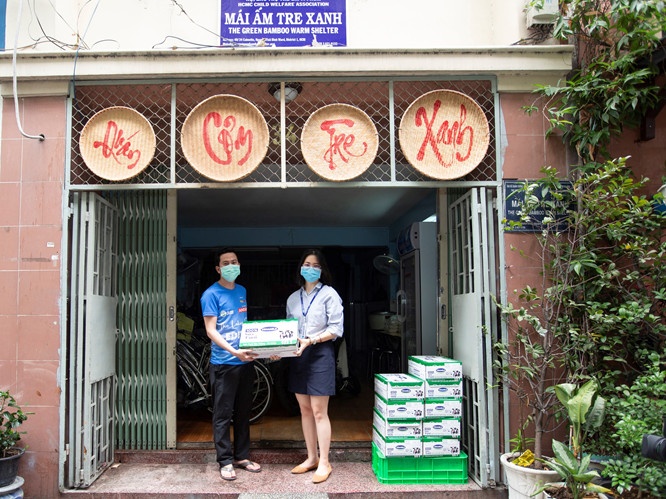 Vinamilk và quỹ sữa vươn cao Việt Nam năm 2021 trao tặng 1,7 triệu ly sữa hỗ trợ trẻ em khó khăn giữa dịch Covid-19
