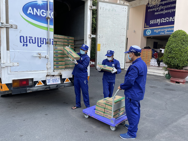 Angkormilk, công ty con của Vinamilk tại Campuchia, trao tặng 48.000 sản phẩm sữa  hỗ trợ người dân và trẻ em “vùng đỏ” trong dịch Covid-19