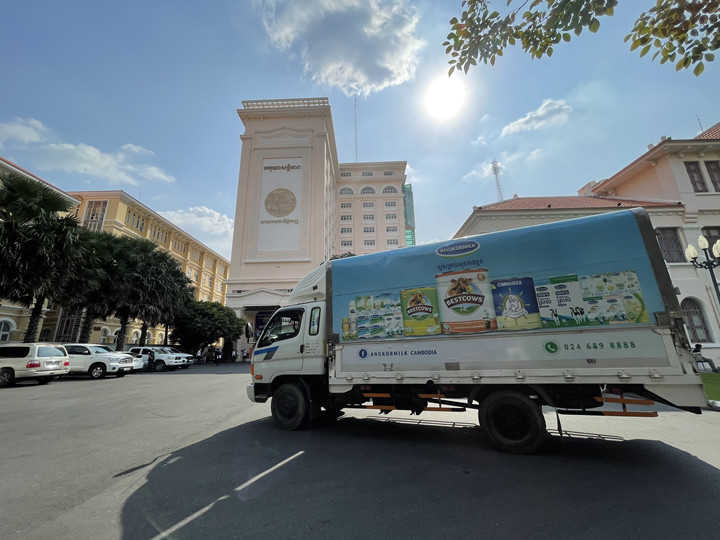 Angkormilk, công ty con của Vinamilk tại Campuchia, trao tặng 48.000 sản phẩm sữa  hỗ trợ người dân và trẻ em “vùng đỏ” trong dịch Covid-19