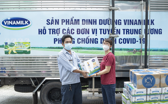 Vinamilk hỗ trợ 48.000 sản phẩm cho tổ công tác lấy mẫu xét nghiệm của TP.Hồ Chí Minh trong đợt dịch cao điểm