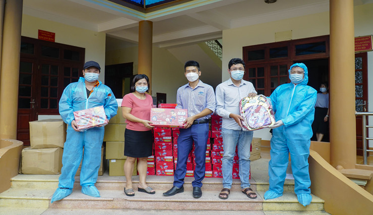 Vinamilk và Quỹ sữa vươn cao Việt Nam trao 8.400 hộp sữa và nhiều quà tặng cho trẻ em đang cách ly do dịch bệnh tại Điện Biên