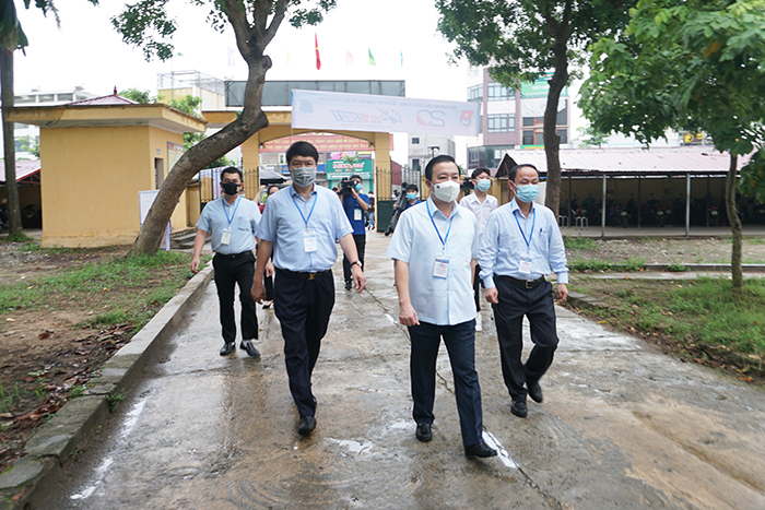 Phó Chủ tịch UBND thành phố Chử Xuân Dũng kiểm tra công tác coi thi tại huyện Đông Anh, Sóc Sơn, Mê Linh