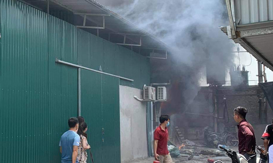 Cháy lớn tại kho xưởng số 74 phố Định Công (quận Thanh Xuân)