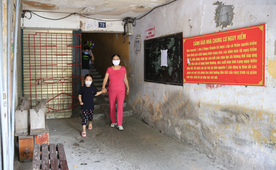 Chung cư cũ nguy hiểm tại Hà Nội: Gỡ vướng để sớm di dời