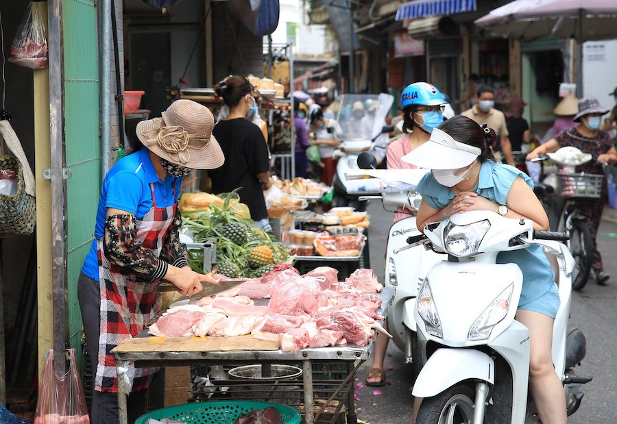 Hà Nội: Đường phố vắng, người dân được nhắc nhở tuân thủ nghiêm Chỉ thị 16