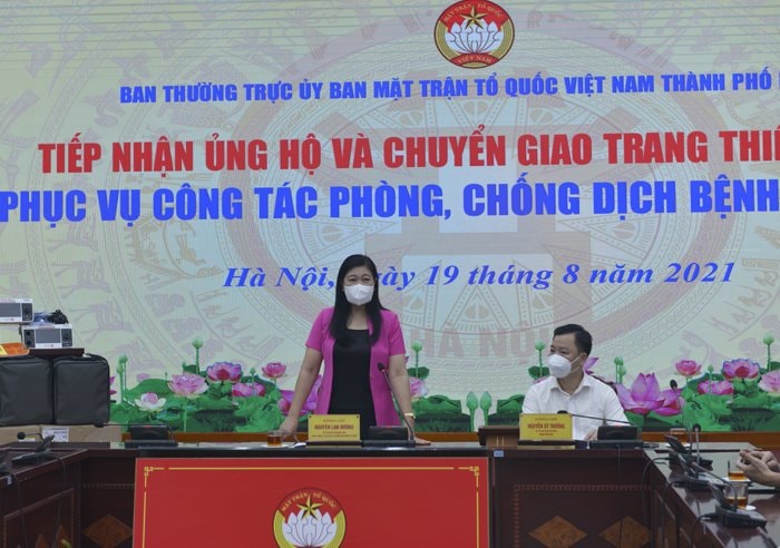 Ủy ban Mặt trận Tổ quốc Thành phố Hà Nội tiếp nhận và chuyển giao trang thiết bị phòng, chống dịch