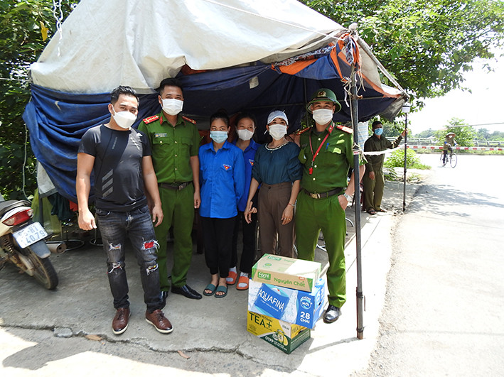 Chung tay trao quà giúp đỡ người nghèo bị ảnh hưởng dịch Coid-19 tại huyện Mê Linh