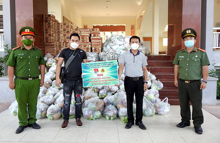 Chung tay trao quà giúp đỡ người nghèo bị ảnh hưởng dịch Coid-19 tại huyện Mê Linh