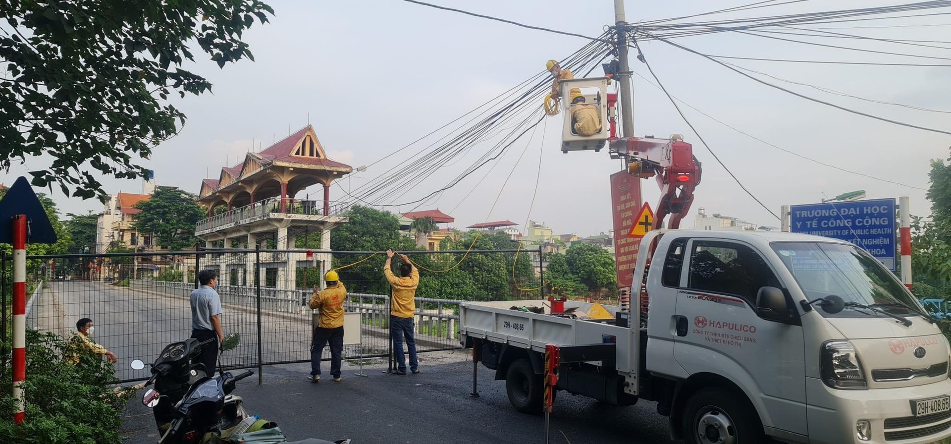 Người dân không di chuyển qua các cầu có chốt cứng rào chắn