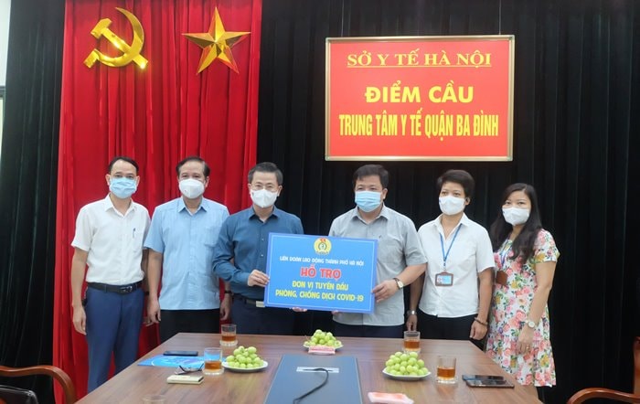 Công đoàn Hà Nội trao quà, động viên người lao động và lực lượng tham gia phòng, chống dịch
