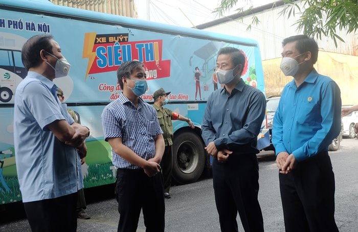 Công đoàn Hà Nội trao quà, động viên người lao động và lực lượng tham gia phòng, chống dịch