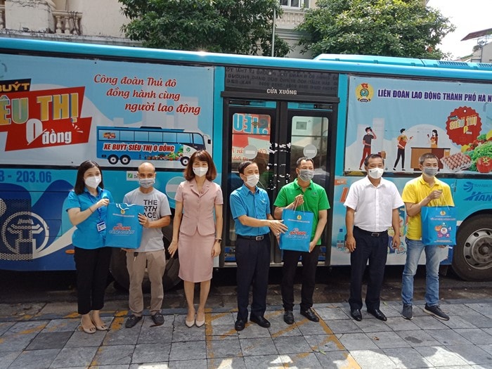 Công đoàn Hà Nội trao quà, động viên người lao động và lực lượng tham gia phòng, chống dịch