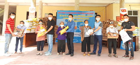 Huyện Mê Linh: Trao quà giúp đỡ người nghèo bị ảnh hưởng dịch Covid-19