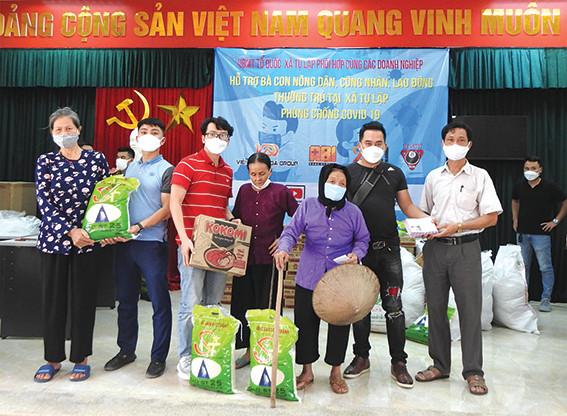 Huyện Mê Linh: Trao quà giúp đỡ người nghèo bị ảnh hưởng dịch Covid-19