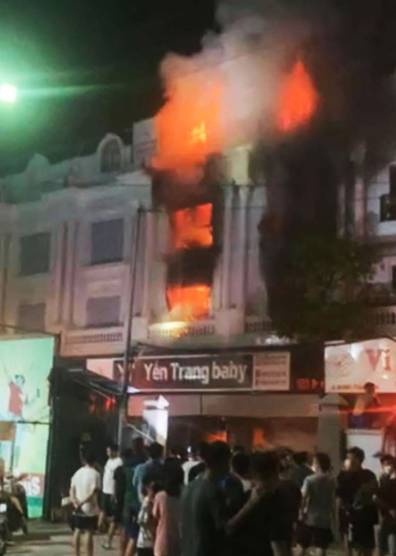 Xuyên đêm dập tắt đám cháy tại cửa hàng quần áo ở chợ Ninh Hiệp (huyện Gia Lâm)